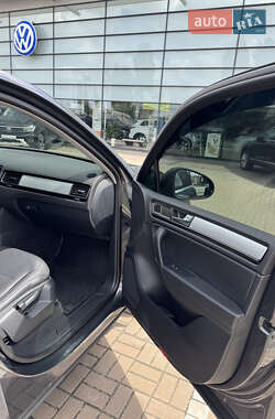 Внедорожник / Кроссовер Volkswagen Touareg 2013 в 
