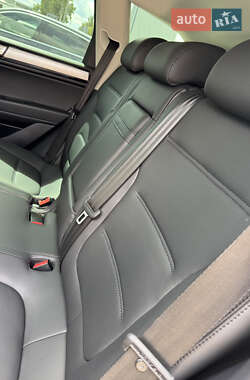 Внедорожник / Кроссовер Volkswagen Touareg 2013 в 