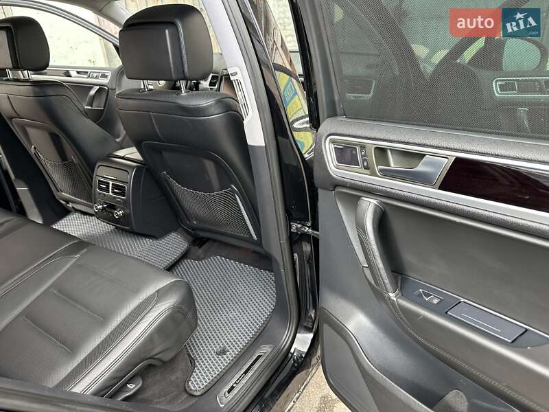 Позашляховик / Кросовер Volkswagen Touareg 2011 в Хмельницькому