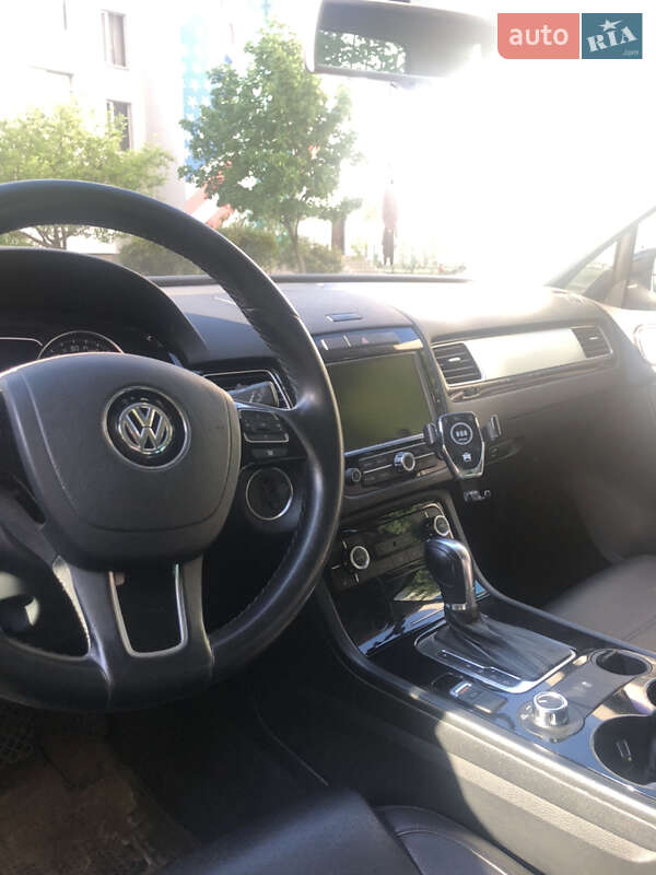 Внедорожник / Кроссовер Volkswagen Touareg 2012 в Киеве