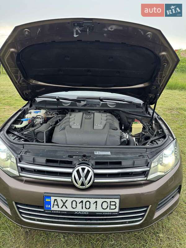 Позашляховик / Кросовер Volkswagen Touareg 2011 в Рівному