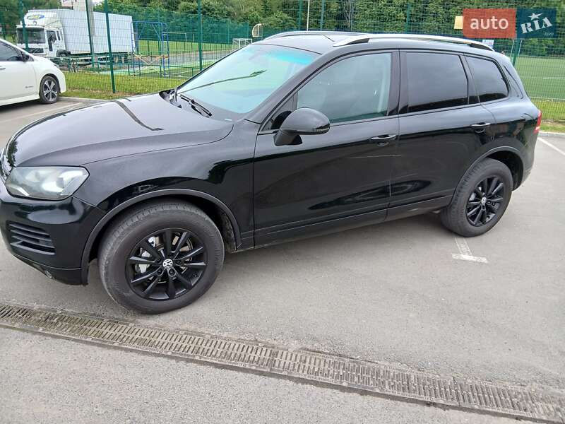 Позашляховик / Кросовер Volkswagen Touareg 2012 в 