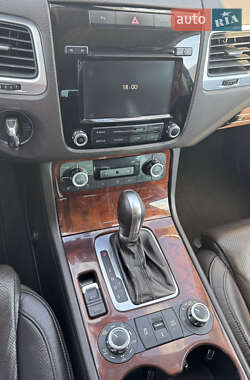 Внедорожник / Кроссовер Volkswagen Touareg 2011 в 