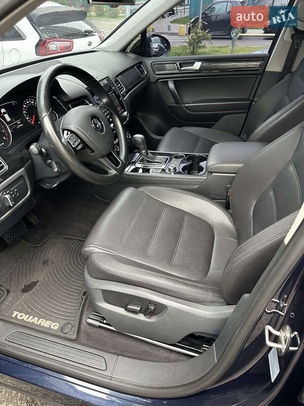 Внедорожник / Кроссовер Volkswagen Touareg 2013 в Киеве