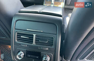Внедорожник / Кроссовер Volkswagen Touareg 2011 в 