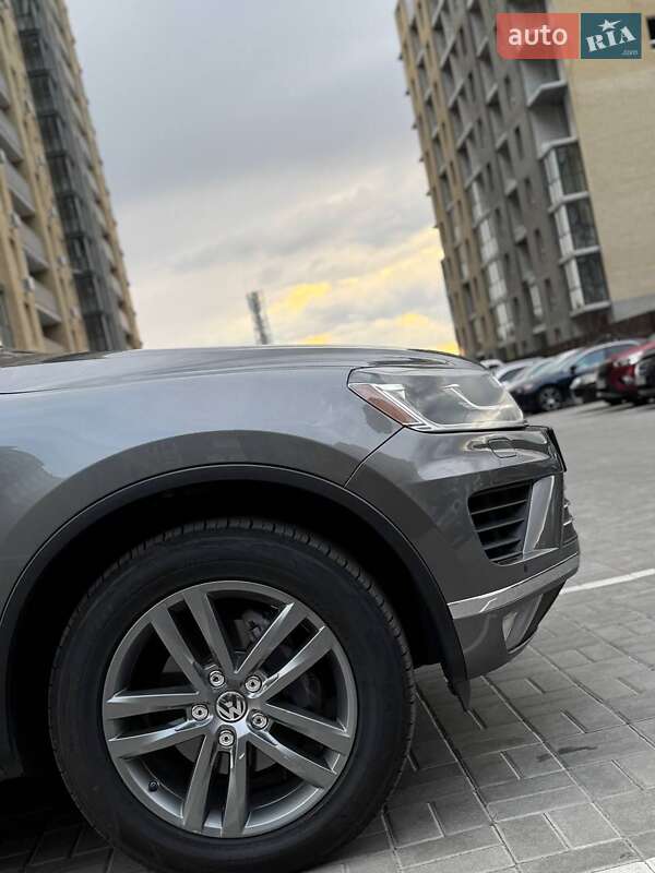 Внедорожник / Кроссовер Volkswagen Touareg 2015 в Смеле