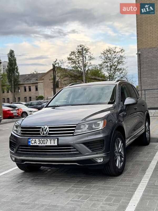 Внедорожник / Кроссовер Volkswagen Touareg 2015 в Смеле
