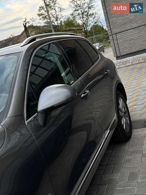 Внедорожник / Кроссовер Volkswagen Touareg 2015 в Смеле