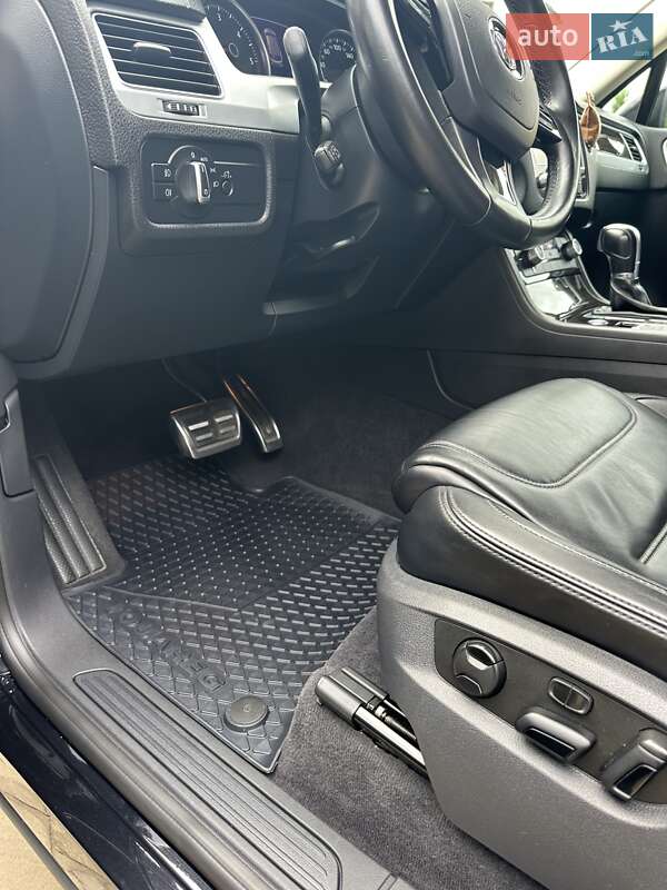 Позашляховик / Кросовер Volkswagen Touareg 2017 в Києві