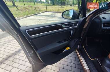 Позашляховик / Кросовер Volkswagen Touareg 2012 в 