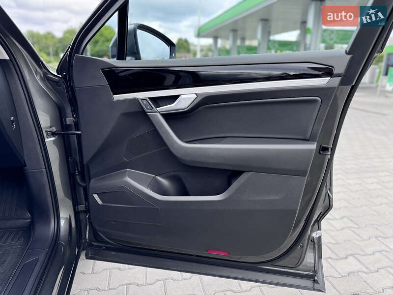 Позашляховик / Кросовер Volkswagen Touareg 2020 в Києві