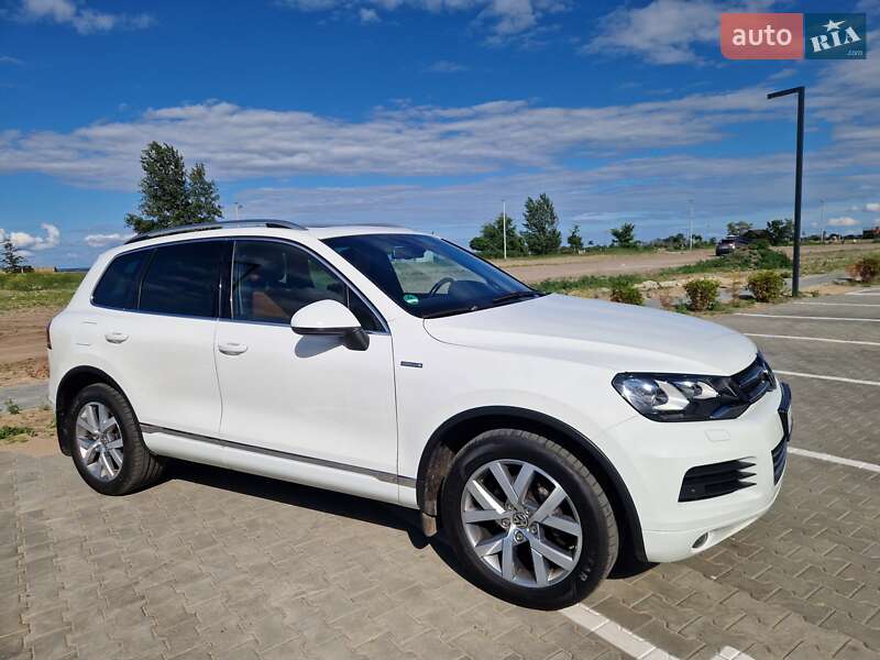 Позашляховик / Кросовер Volkswagen Touareg 2013 в Києві