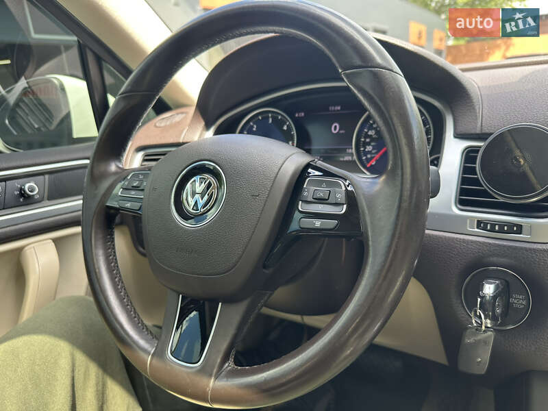 Позашляховик / Кросовер Volkswagen Touareg 2012 в Києві