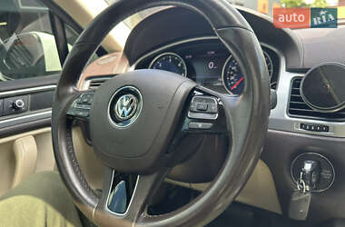 Позашляховик / Кросовер Volkswagen Touareg 2012 в 