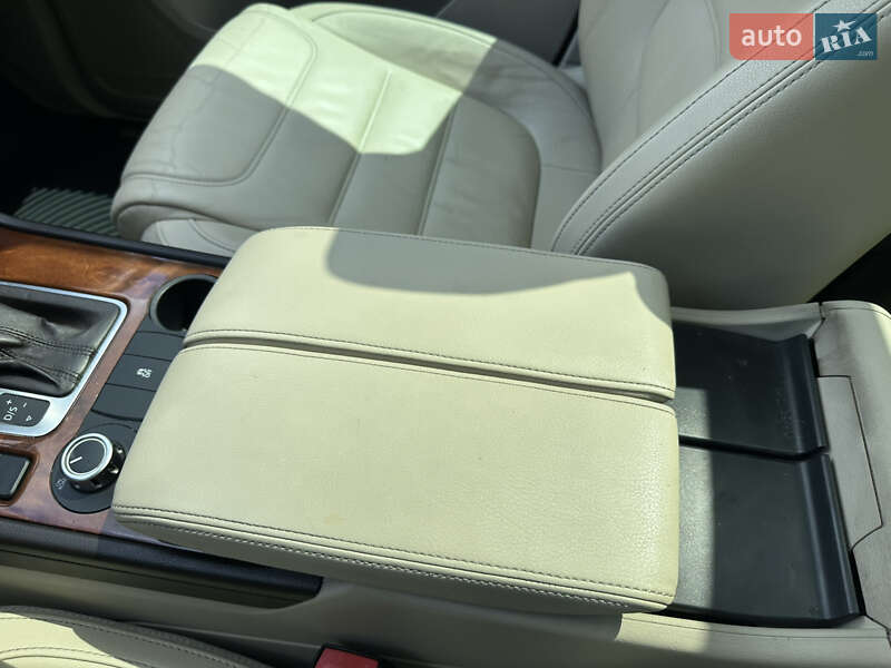 Позашляховик / Кросовер Volkswagen Touareg 2012 в Києві