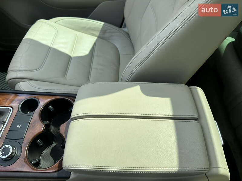 Позашляховик / Кросовер Volkswagen Touareg 2012 в Києві