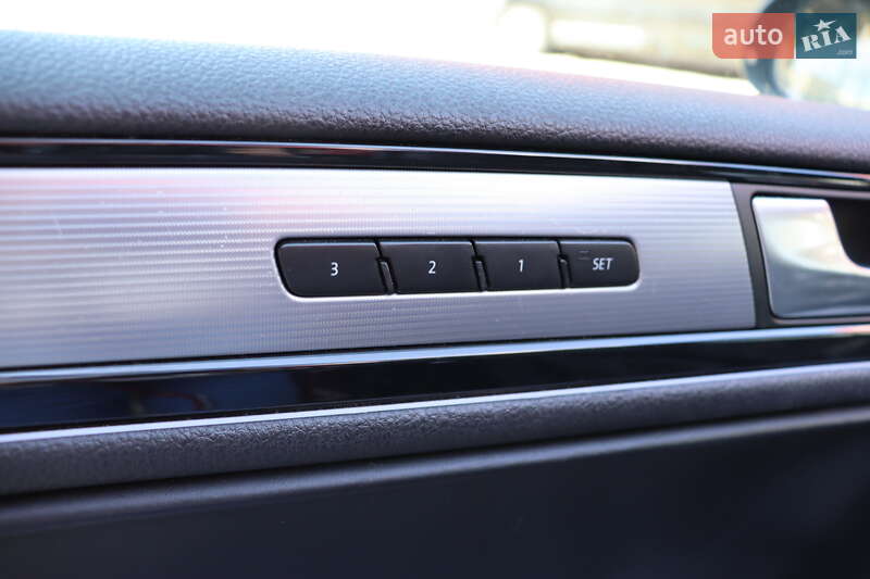 Внедорожник / Кроссовер Volkswagen Touareg 2013 в Львове