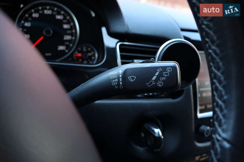 Внедорожник / Кроссовер Volkswagen Touareg 2013 в Львове