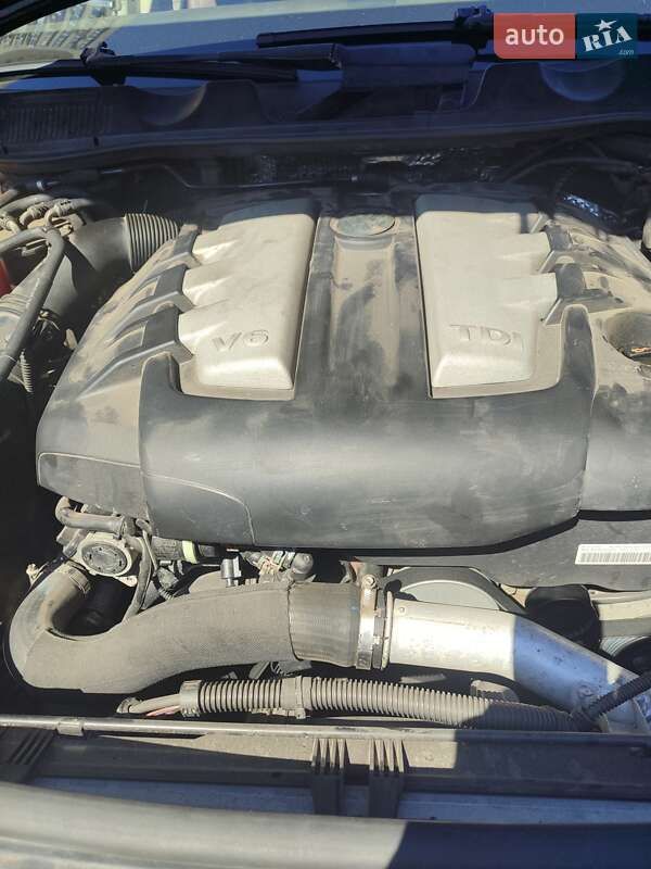 Внедорожник / Кроссовер Volkswagen Touareg 2011 в Киеве