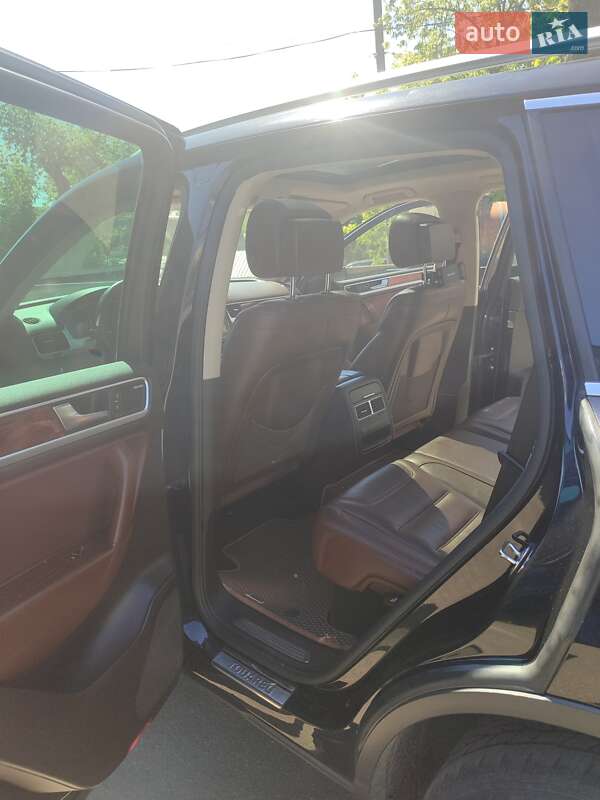 Внедорожник / Кроссовер Volkswagen Touareg 2011 в Киеве