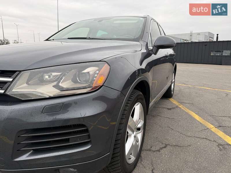 Внедорожник / Кроссовер Volkswagen Touareg 2011 в 