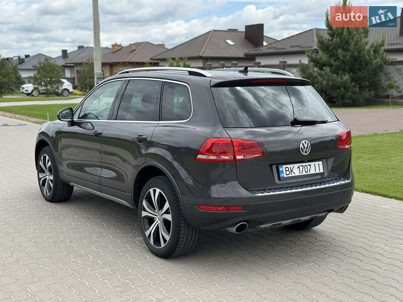 Внедорожник / Кроссовер Volkswagen Touareg 2011 в Ровно