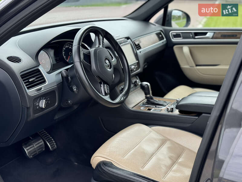 Внедорожник / Кроссовер Volkswagen Touareg 2011 в Ровно