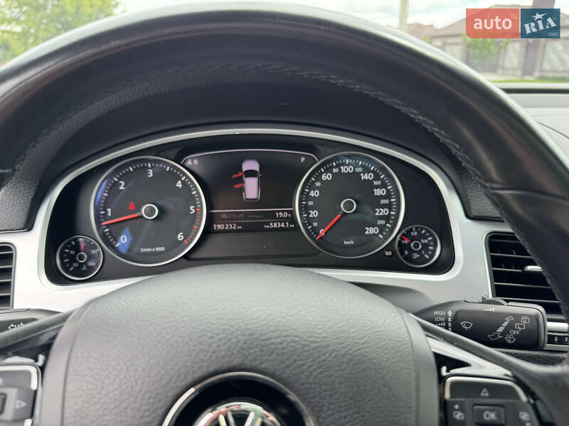 Внедорожник / Кроссовер Volkswagen Touareg 2011 в Ровно