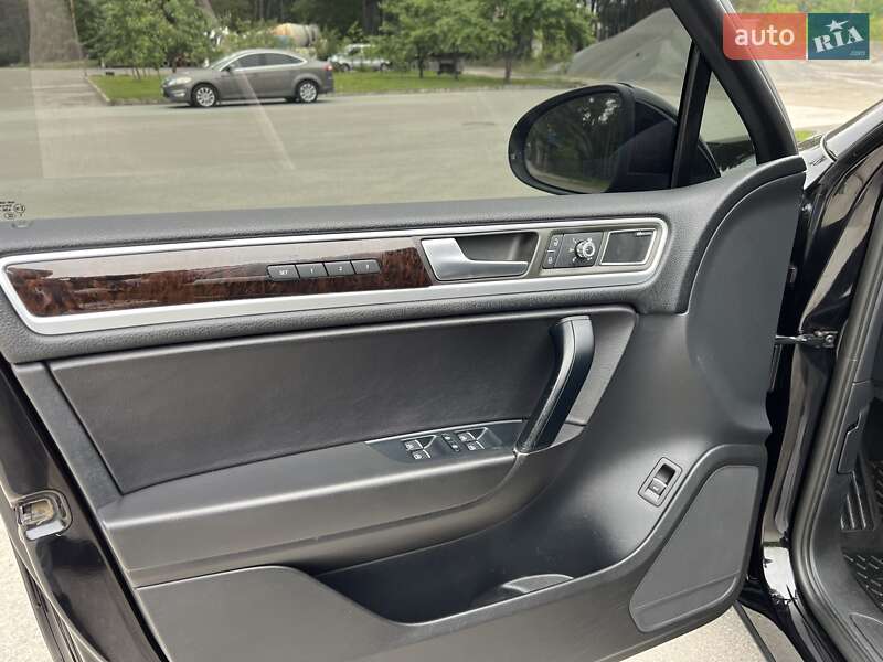 Внедорожник / Кроссовер Volkswagen Touareg 2011 в Радивилове