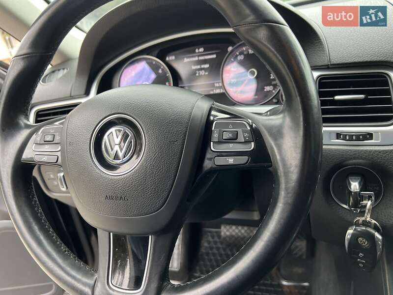 Внедорожник / Кроссовер Volkswagen Touareg 2011 в Радивилове