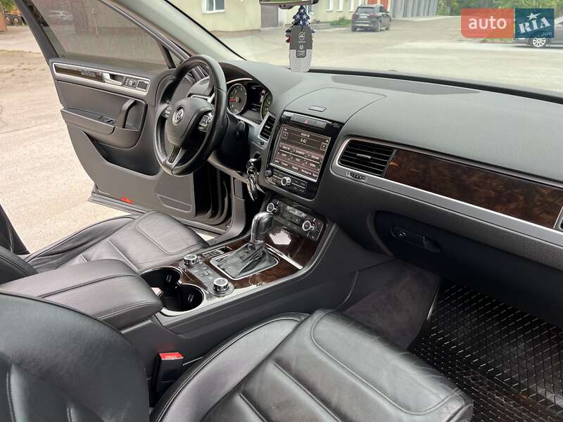 Внедорожник / Кроссовер Volkswagen Touareg 2011 в Радивилове
