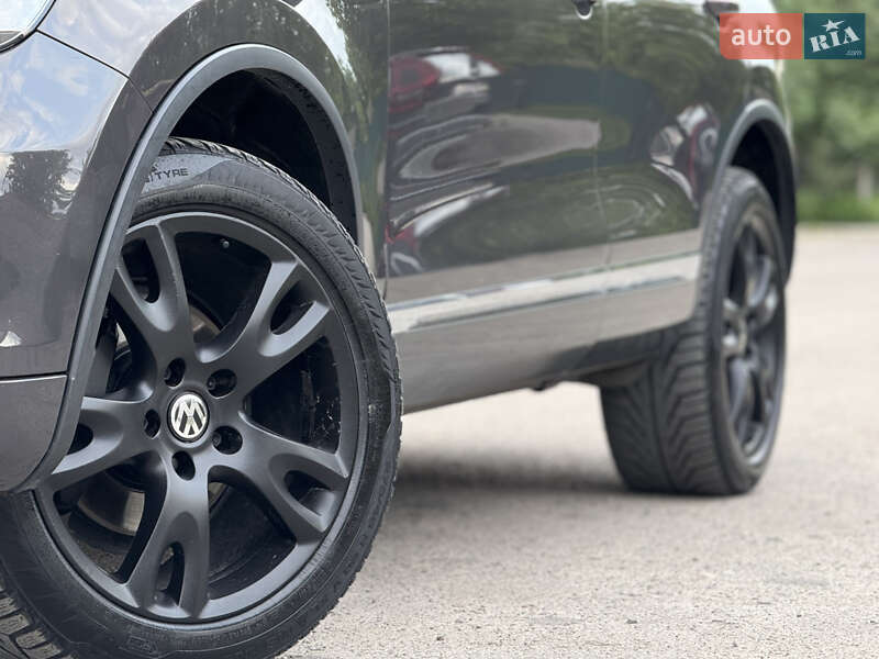 Позашляховик / Кросовер Volkswagen Touareg 2012 в Камені-Каширському
