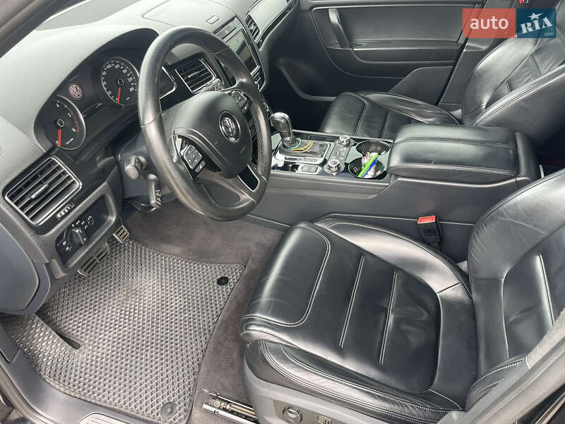 Внедорожник / Кроссовер Volkswagen Touareg 2012 в Львове