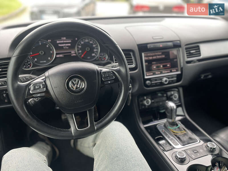 Внедорожник / Кроссовер Volkswagen Touareg 2012 в Львове