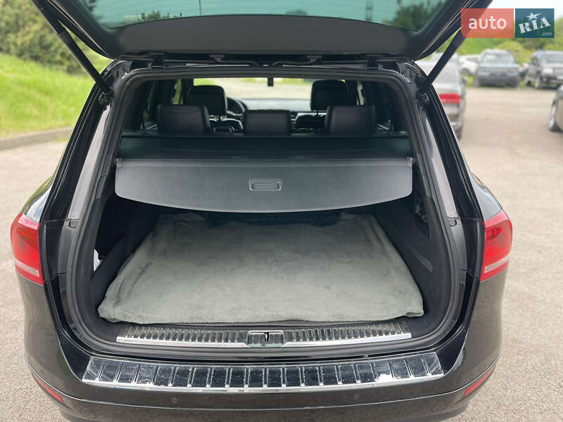 Внедорожник / Кроссовер Volkswagen Touareg 2012 в Львове