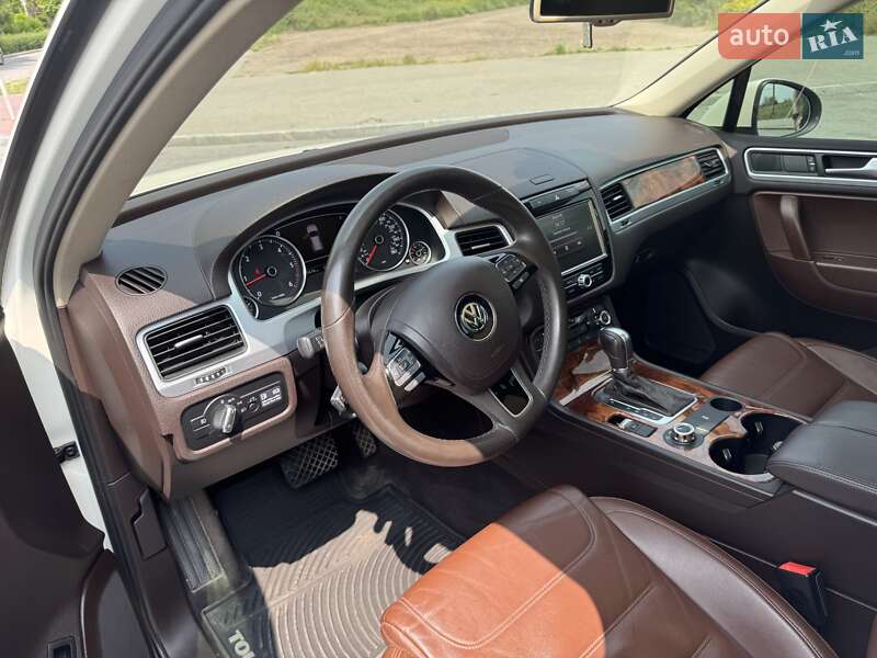 Позашляховик / Кросовер Volkswagen Touareg 2012 в Запоріжжі