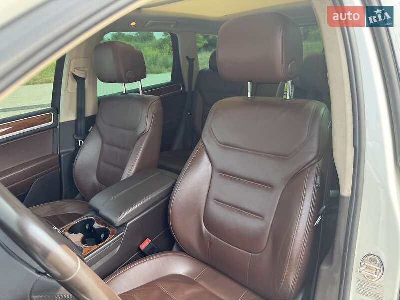 Позашляховик / Кросовер Volkswagen Touareg 2012 в Запоріжжі