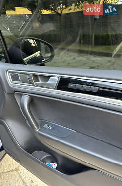 Позашляховик / Кросовер Volkswagen Touareg 2014 в 