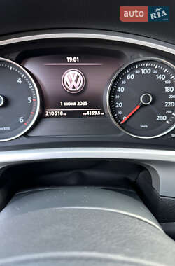 Позашляховик / Кросовер Volkswagen Touareg 2014 в 