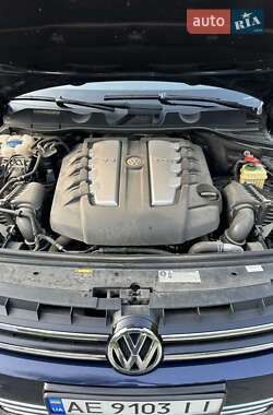 Позашляховик / Кросовер Volkswagen Touareg 2014 в 
