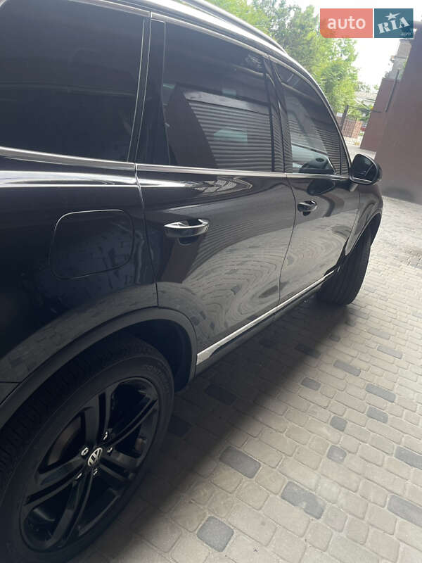 Позашляховик / Кросовер Volkswagen Touareg 2015 в Дніпрі