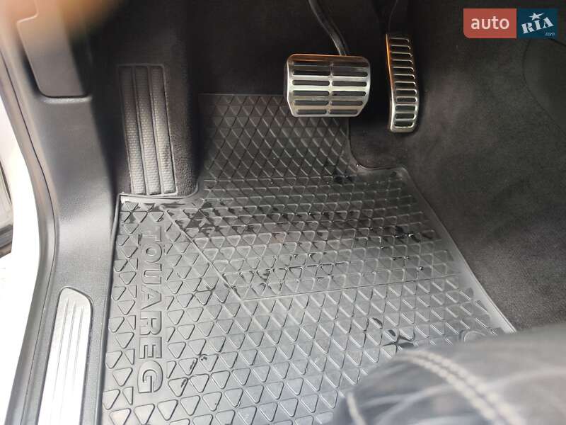 Внедорожник / Кроссовер Volkswagen Touareg 2014 в Днепре