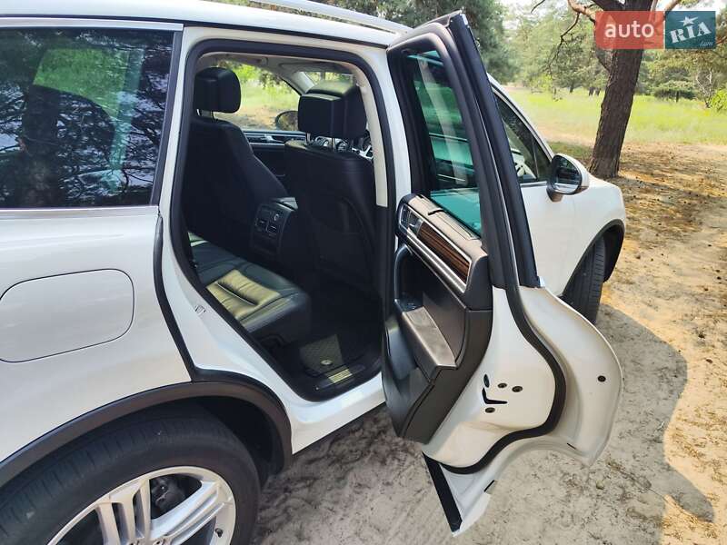 Внедорожник / Кроссовер Volkswagen Touareg 2014 в Днепре