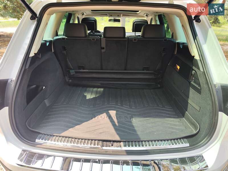 Внедорожник / Кроссовер Volkswagen Touareg 2014 в Днепре