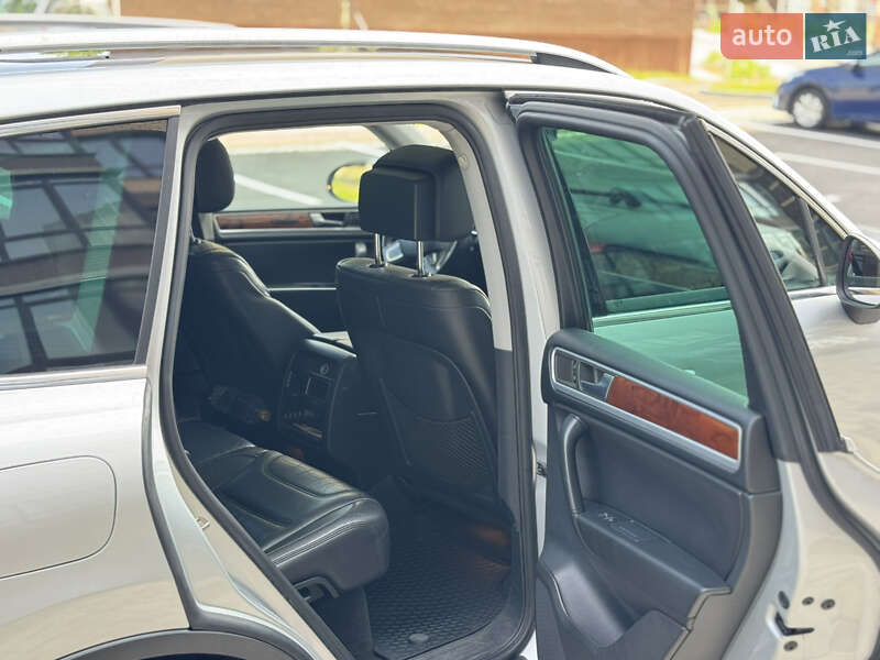 Внедорожник / Кроссовер Volkswagen Touareg 2010 в Чернигове