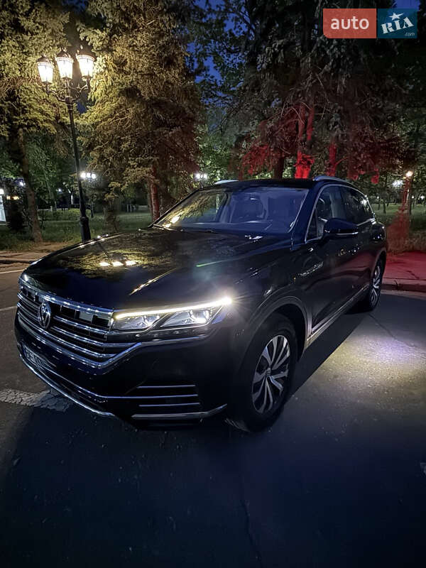 Внедорожник / Кроссовер Volkswagen Touareg 2019 в Николаеве