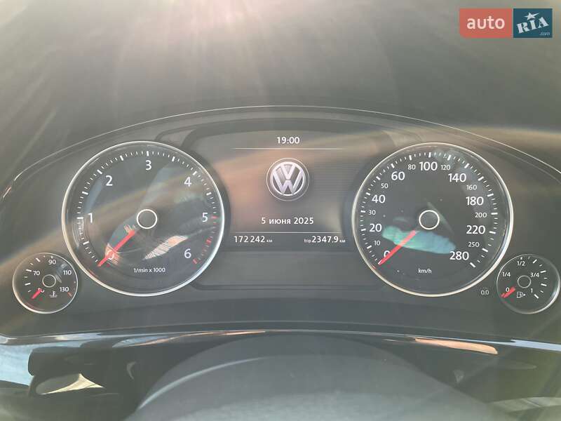 Позашляховик / Кросовер Volkswagen Touareg 2015 в Вінниці