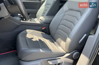Внедорожник / Кроссовер Volkswagen Touareg 2018 в 