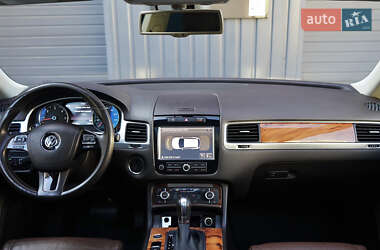 Позашляховик / Кросовер Volkswagen Touareg 2011 в 