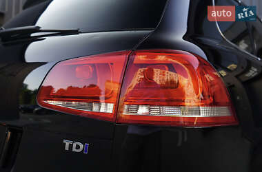 Позашляховик / Кросовер Volkswagen Touareg 2011 в 